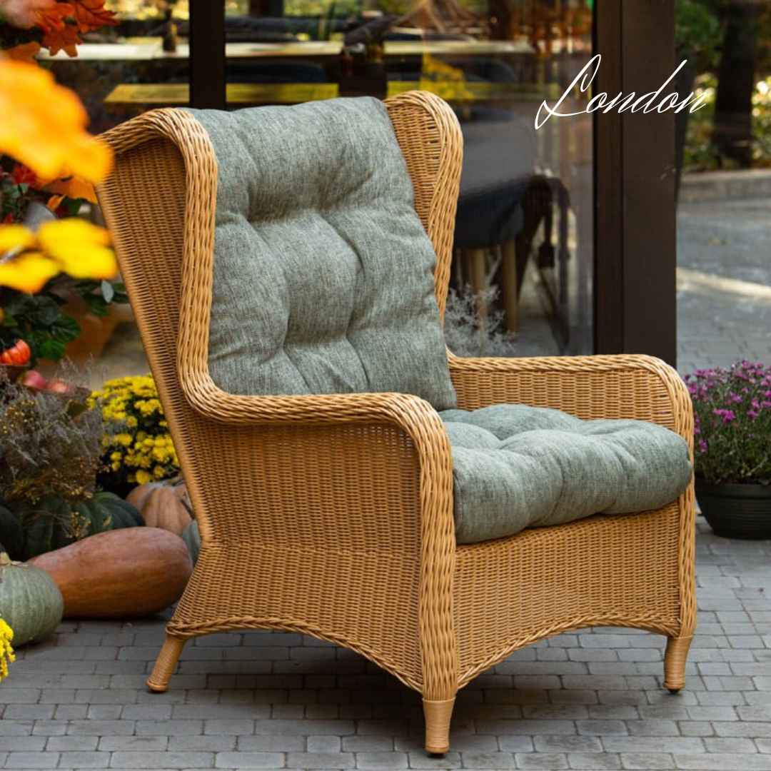 Zahradní sedací sestava LONDON LOUNGE Terico. Skládá se ze dvou velkých křesel, dvou podnožek a konferenčního stolku.